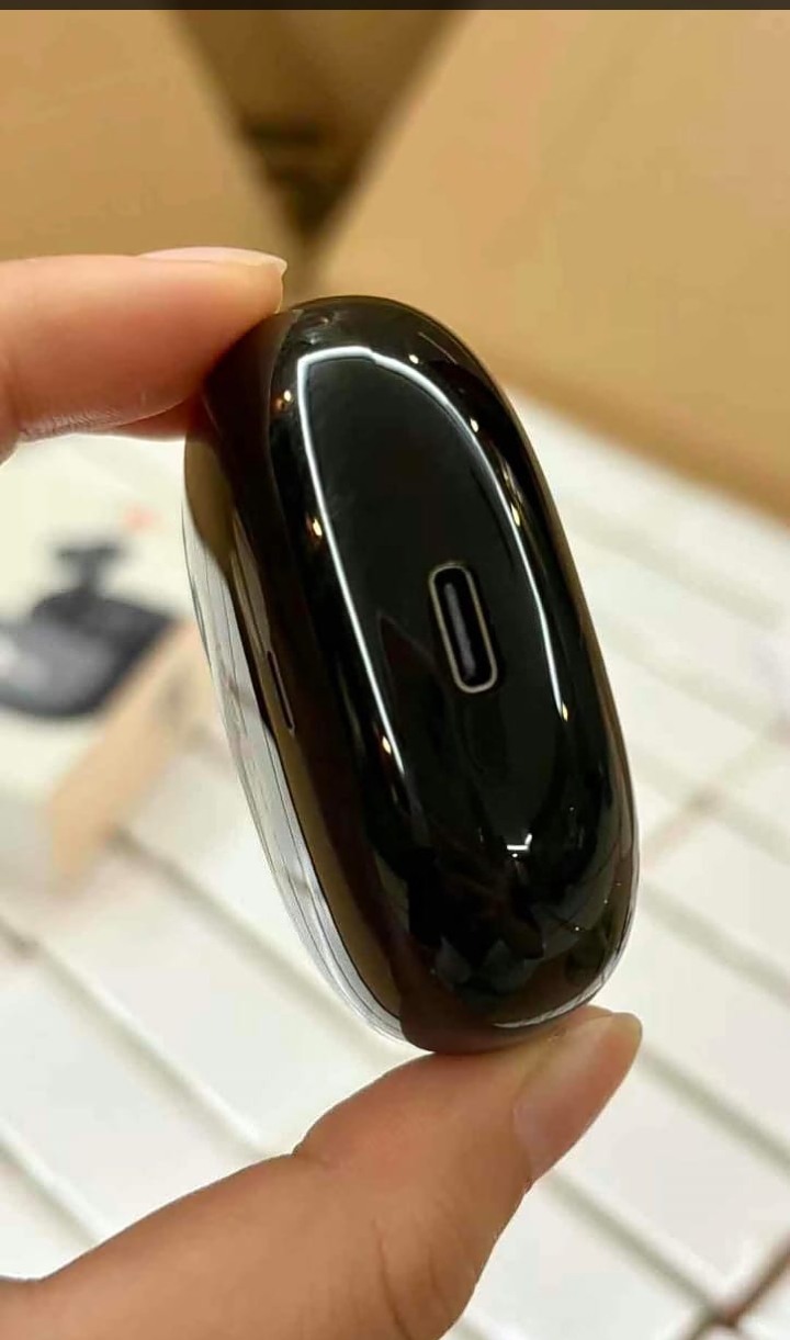 Lecoo EW322 Premium TWS Glossy Black Charging Case Sleek Profile View