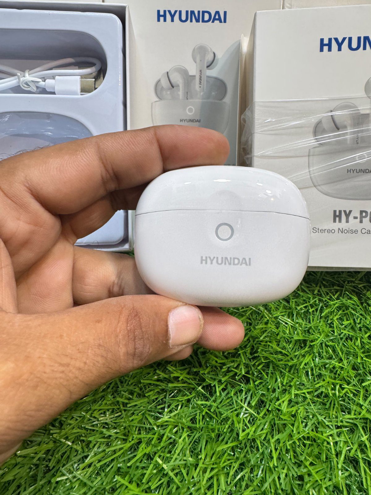 Hyundai HY-P02 white charging case compact design M F Chargers