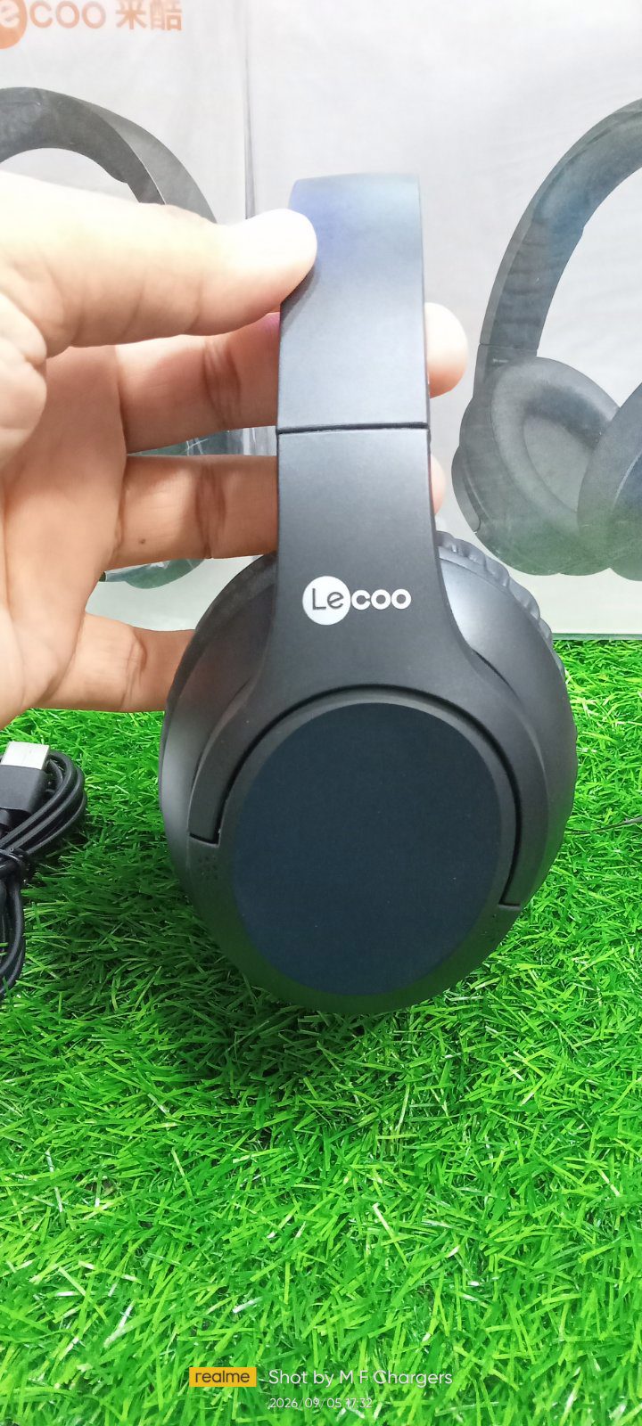LeCoo ES209 black headphone bottom view with controls and ports M F Chargers