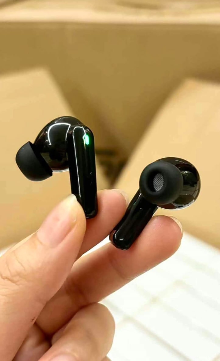 Lecoo EW322 Wireless Bluetooth Earbuds Black Color Premium Design Close Up
