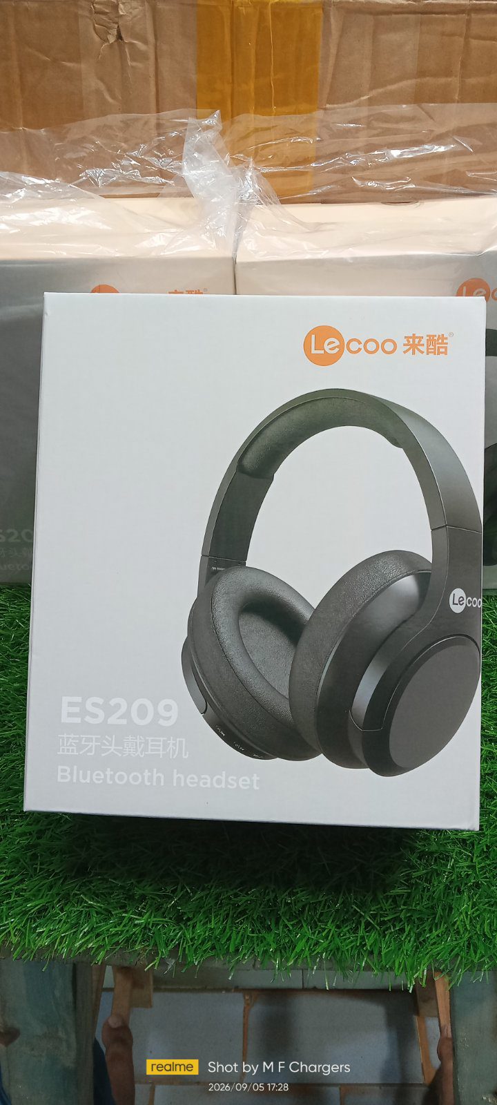 LeCoo ES209 headphone standing with product box M F Chargers