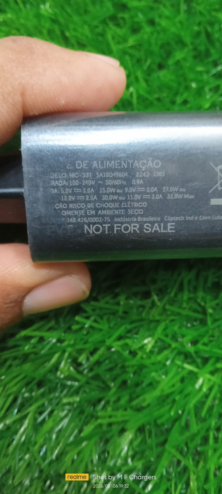 Motorola 33W fast charger model SA18D49604 detailed power specs text view by M F Chargers