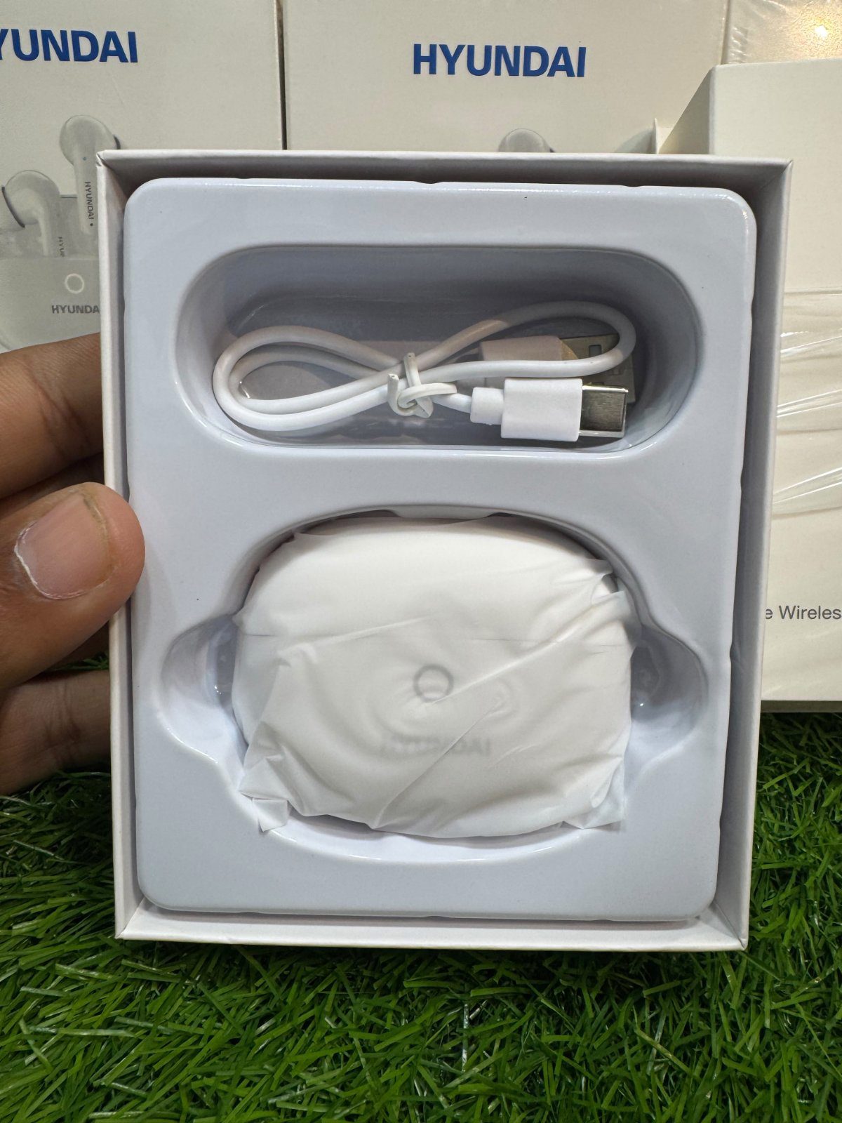 Hyundai HY-P02 charging case and cable unboxing view M F Chargers